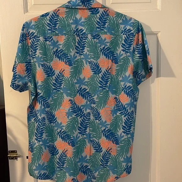 Hawaiian shirt, brand new with tags! - Picture 4 of 5